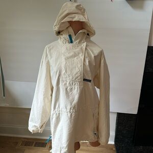 patagonia Light Weight Cream Hoody Jacket w/ Zip Up Pockets.Size 12